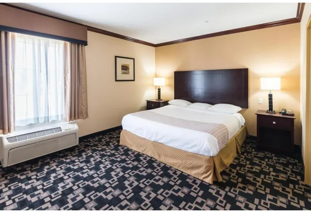 1 King Bed Mobil Access Tub Nsmk Micfridg، Motel6 Joshua, TX 2/6