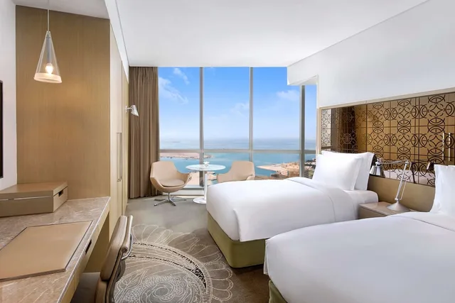 غرفة ديلوكس بسريرين منفصلين بإطلالة على البحر، Conrad Abu Dhabi Etihad Towers 2/6
