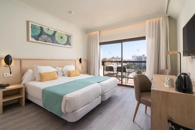 غرفة بسريرين منفصلين بإطلالة على المسبح والبحر، AluaSoul Palma Hotel - Adults only 2/4