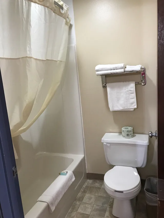 غرفة بسرير مزدوج، Heartland Hotel And Suites 3/3