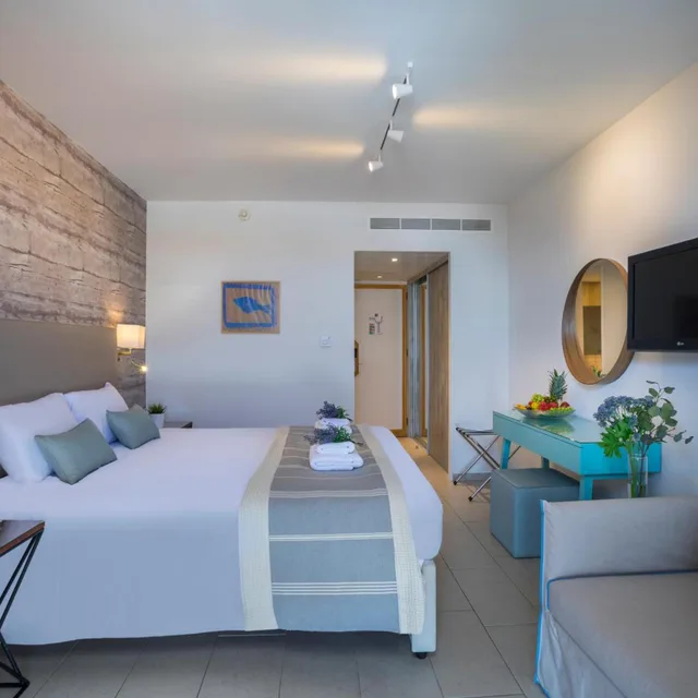 غرفة بسرير مزدوج أو سريرين منفصلين بإطلالة على الجبل مع أريكة، Leonardo Plaza Cypria Maris Beach Hotel And Spa - Adults Only 1/7