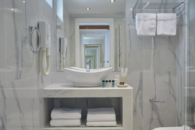 جناح جونيور بسريرين منفصلين بإطلالة على البحر مع أريكة، Xenia Poros Image Hotel 1/5