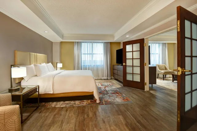 جناح رئاسي بسرير كينج، Embassy Suites Little Rock 1/3