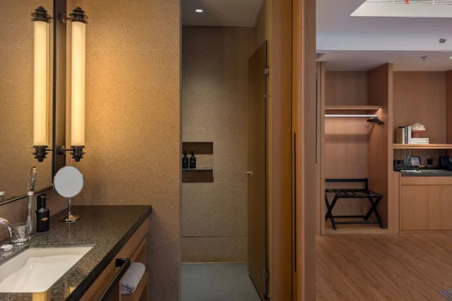 غرفة بريميير بسرير كينج، Hotel Tentrem Jakarta 5/7