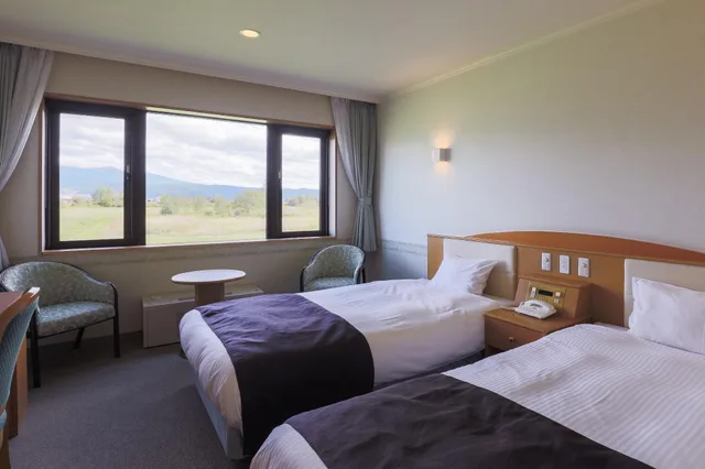 غرفة بسريرين منفصلين بإطلالة على الجبل، SPA & HOTEL RESORT Furano Laterre 1/1