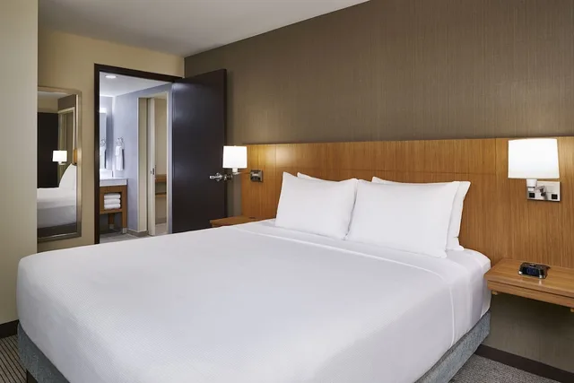 غرفة بسرير كينج بإطلالة على النهر مع أريكة، Hyatt Place Wilmington Riverfront 1/10