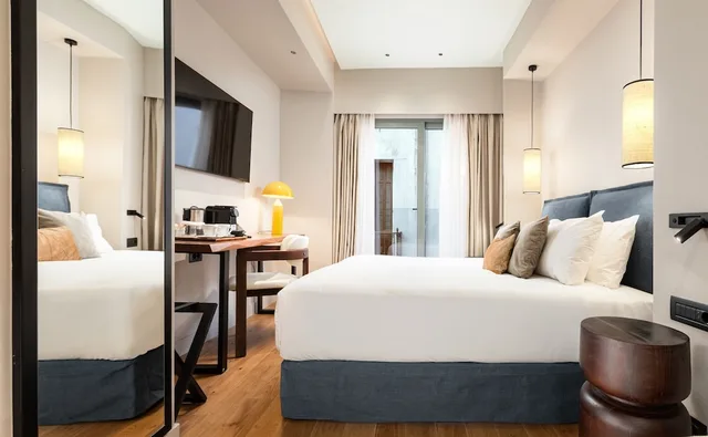 غرفة كومفورت بسرير كوين بشرفة، The Residence Aiolou Suites & SPA 1/7