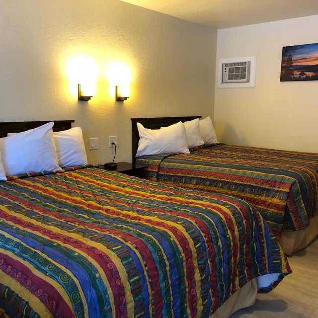 غرفة بسريرين كوين، Cedar Inn & Suites 1/6