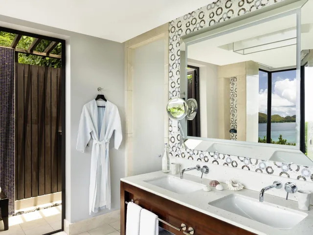 Grand, Villa, King Bed, Ocean View, with Pool، Raffles Seychelles 3/3