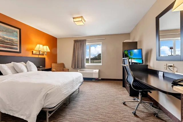 Efficiency, Queen Bed، Suburban Studios Washington, PA 2/7