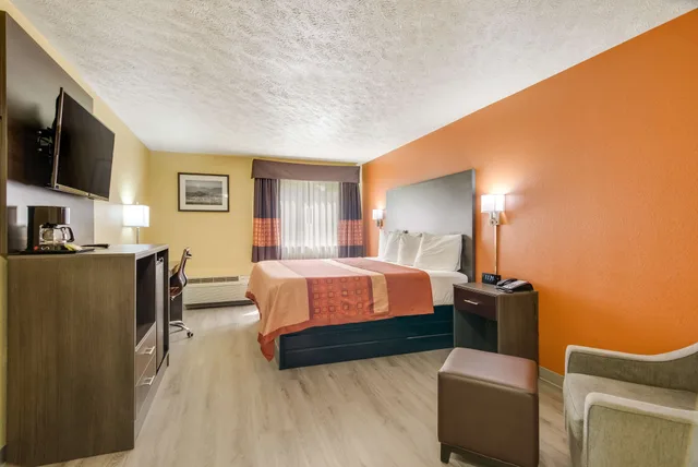 Room, King Bed, Americas Best Value Inn & Suites Independence Va 3/3