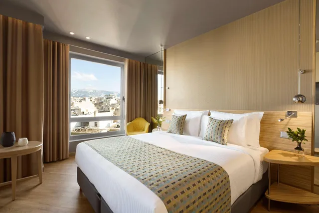 غرفة قياسية بسريرين منفصلين وسرير كينج بإطلالة على المدينة لذوي الإعاقة، Wyndham Grand Athens 2/5