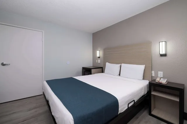 غرفة قياسية بسرير مزدوج، Motel6 Tempe, AZ - Broadway - ASU 1/5