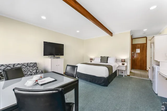 Spa, Queen Bed, 2 Sofa، WILLIAM MACINTOSH MOTOR LODGE 3/4