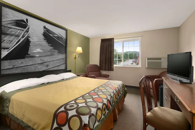 غرفة قياسية بسرير كينج، Super 8 by Wyndham Winona MN 7/10