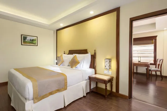 جناح بريميوم بسرير كينج، Ramada by Wyndham Jamshedpur 1/2
