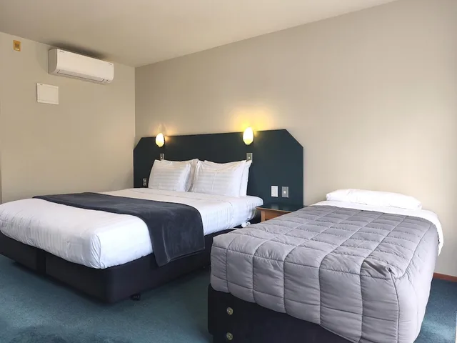 استوديو بسرير كينج وسرير فردي مفردة بسريرين منفصلين، Aspen Lodge Motel 4/10