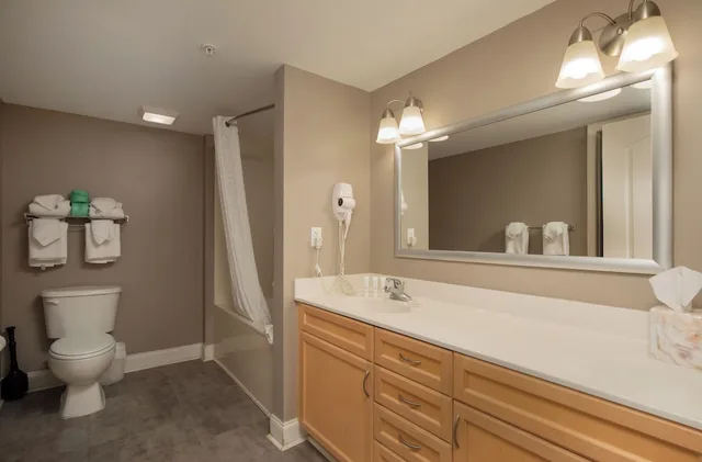 جناح بسرير كينج وسريرين مزدوجين مع أريكة، Prince Resort 3/3
