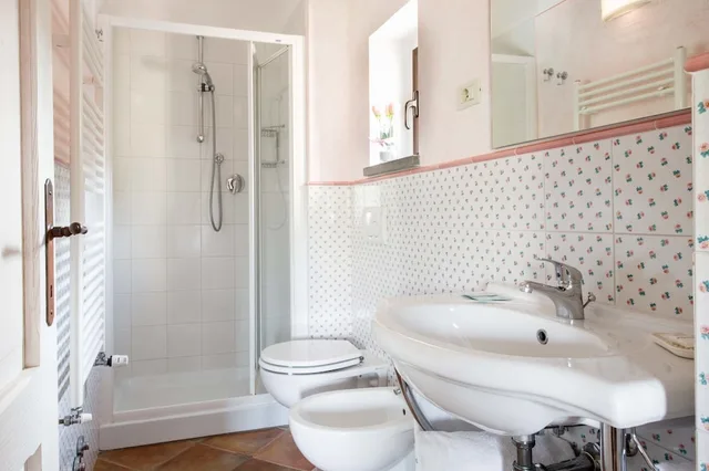 غرفة عائلية رباعية بسرير كوين بإطلالة على الحديقة مع أريكة، B&B Ponte A Nappo 2/2