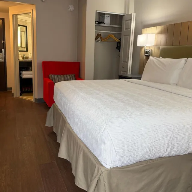 غرفة بسرير كينج بحوض استحمام، Wingate by Wyndham Jacksonville FL 1/4