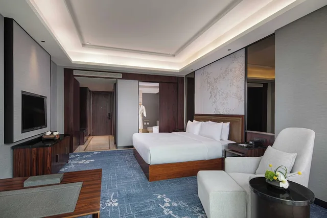 Standard, King Bed, Club Lounge Access, HUALUXE Leshan by IHG 3/4