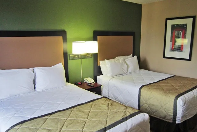 غرفة بسريرين مزدوجين بمطبخ، Studio 6 Suites Sacramento Northgate CA 4/7