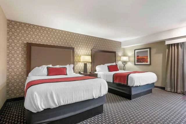 غرفة قياسية بسريرين كوين، Best Western Plus Ramkota Hotel 1/6