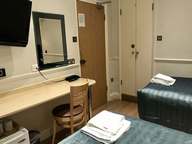 Semi Basement, Triple, 1 Double and 1 Single Bed، Rhodes Hotel 2/2