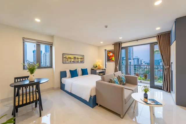 غرفة بسرير كوين بشرفة، The Home Hotel & Apartment 1/1