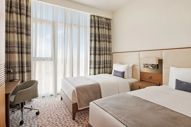 جناح بسرير كينج بإطلالة على المسبح، Staybridge Suites Dubai Al-Maktoum Airport 1/2