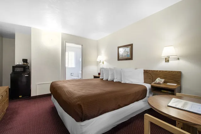 Room, King Bed, Hot Tub, Town House Motel - Historic Old Town Eureka 3/6