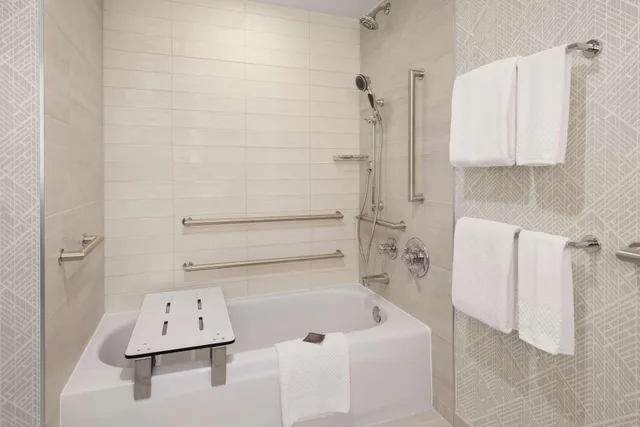 غرفة بسرير كينج بغرفة نوم واحدة لذوي الإعاقة، Embassy Suites by Hilton Portland Airport 3/3