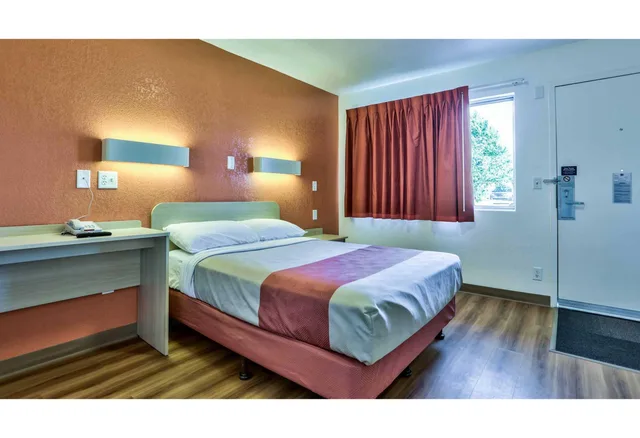 غرفة بسرير كوين، Motel6 Flagstaff, AZ - Butler 1/4