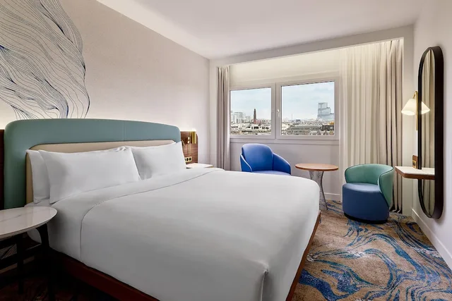 غرفة تنفيذية بسرير كينج مع أريكة، Le Meridien Paris Arc De Triomphe 2/4