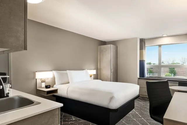 غرفة بزنس بسرير كوين، Microtel Inn & Suites Montreal Airport-Dorval QC 3/3