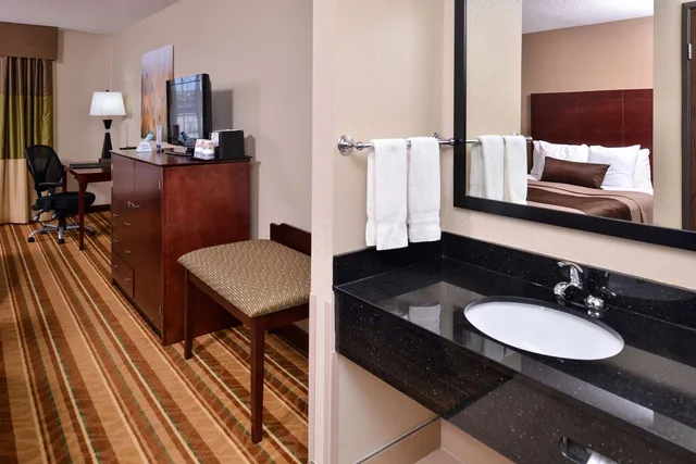 Room, 2 Queen Beds, Old Mill Inn Omaha NE 4/4