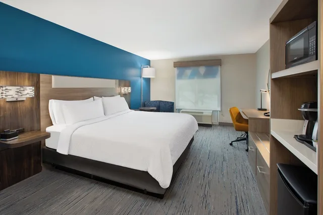 غرفة قياسية بسرير كينج، Holiday Inn Express Hotel Suites Grand Rapids North 3/7