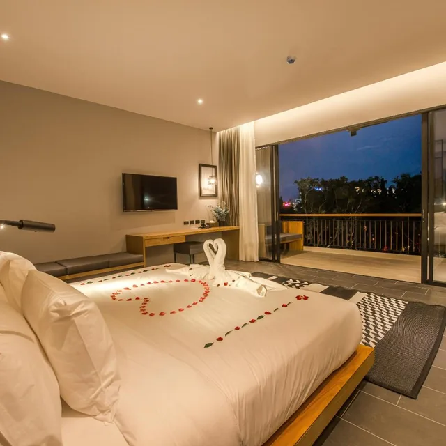 Grand, Deluxe, King Bed, The Gallery Hotel Naiharn 9/10