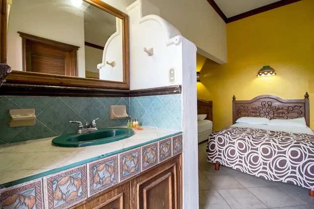 Room, Triple, 1 Single and 2 Queen Beds، Hotel Suites Flamboyanes by Kavia 7/7