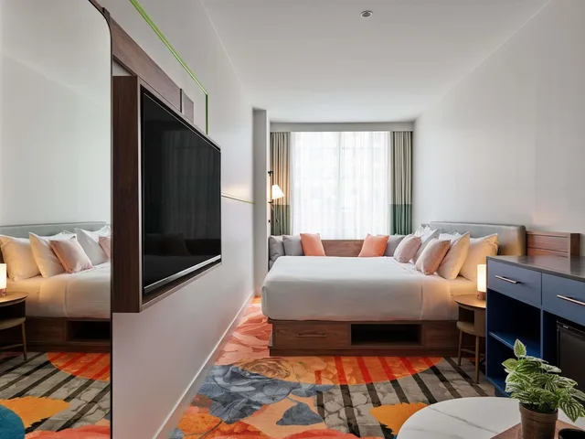 غرفة ديلوكس بسرير كينج، The Clarence Hotel Sydney 2/8