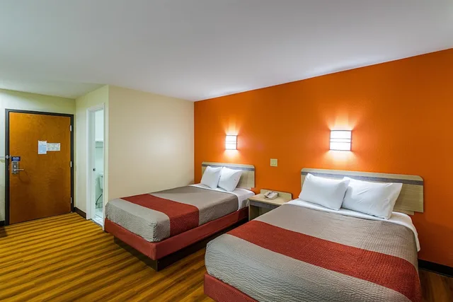غرفة قياسية بسريرين مزدوجين، Motel6 Urbana, IL 2/8