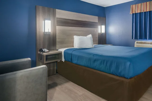غرفة بسرير كينج، Rodeway Inn Carrollton I-35E 2/6