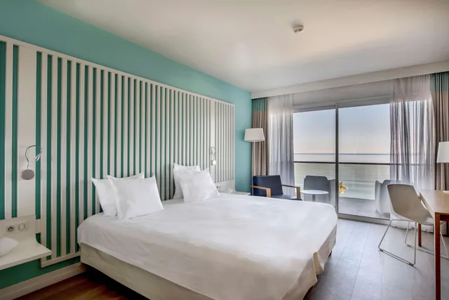 غرفة سوبيريور بسريرين منفصلين بإطلالة على البحر بشرفة، Radisson Blu Resort Spa Ajac 1/10