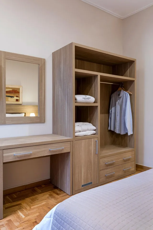 Superior, Queen Bed, Athens Manor Houses 5/8