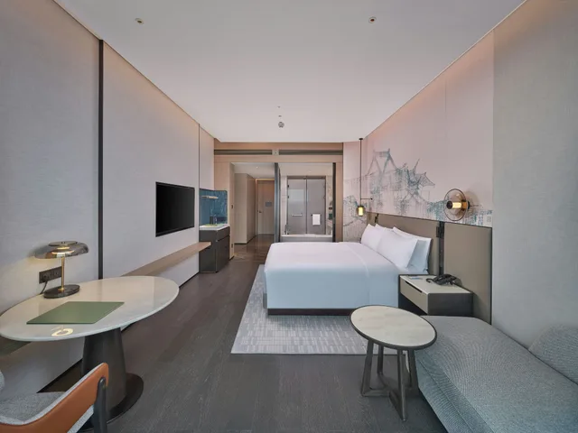 غرفة ديلوكس بسرير كينج بإطلالة على النهر، Hilton Huizhou 2/2