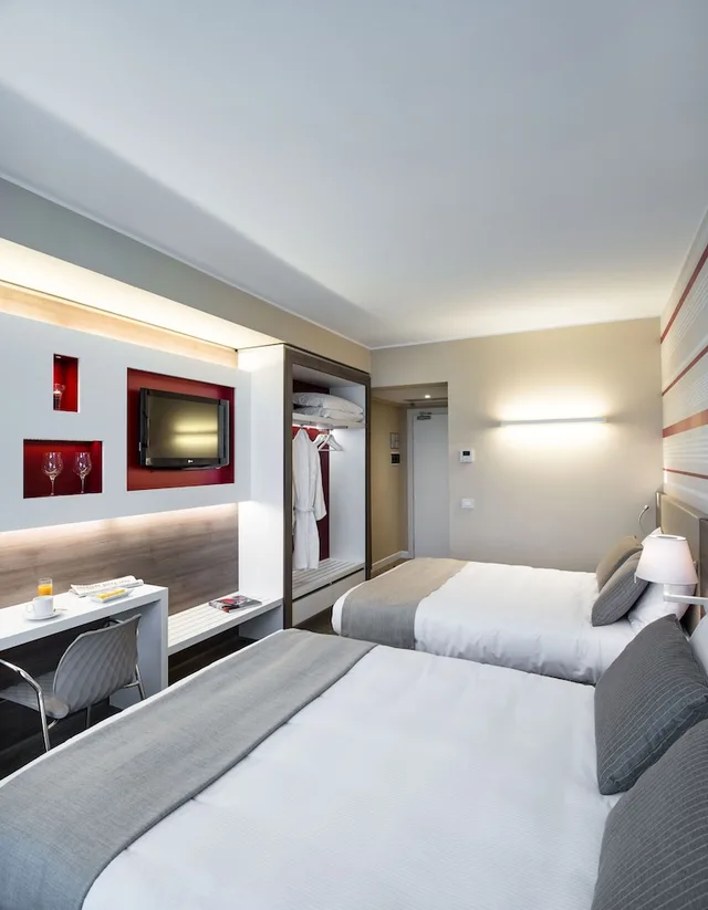 غرفة كومفورت ثلاثية بسريرين مزدوجين بإطلالة على المدينة، ENJOY GARDA HOTEL 1/4