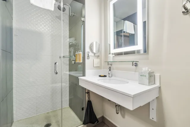 جناح بسرير كوين، Hotel Epik 2/2