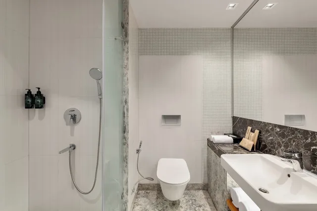 غرفة قياسية بسريرين منفصلين، Ramada by Wyndham Ghaziabad Vasundhara 3/3