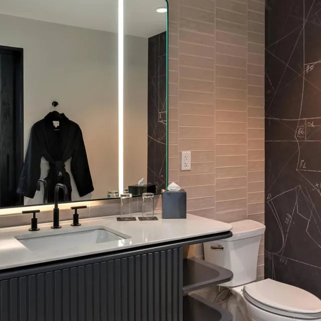 غرفة كبيرة بسرير كينج مع دخول الصالة، Renaissance Milwaukee West Hotel 8/10