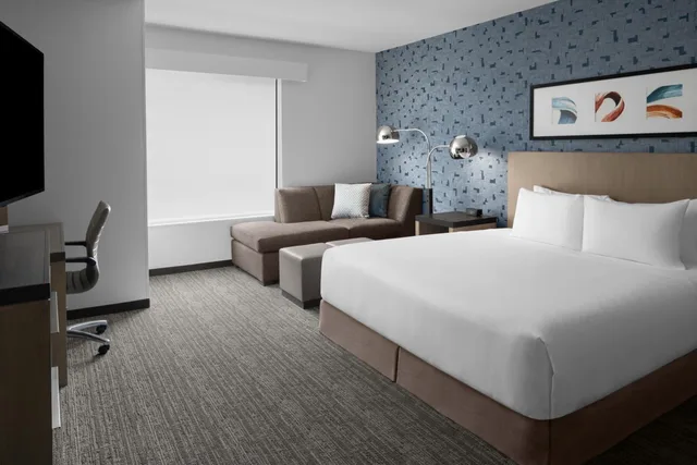 غرفة بسرير كينج، AC Hotel by Marriott Lansing University Area 2/3